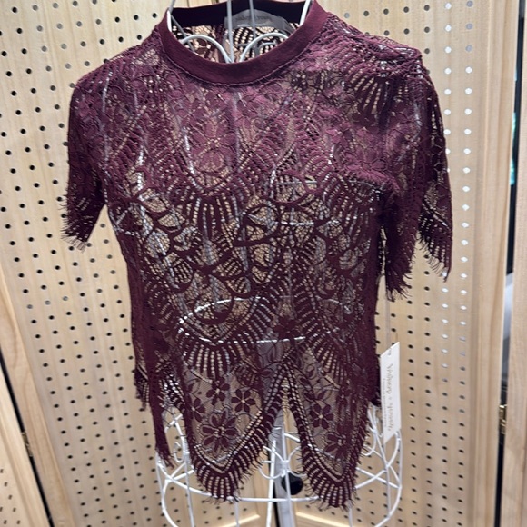 Bishop & Young Lace Burgundy Top NEW - Picture 1 of 5